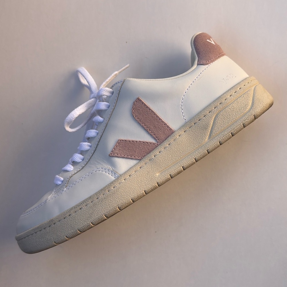 Worn once! Veja V-12 size 41 US Women’s 10 White leather and Baby pink suede